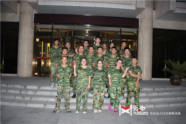 西安天卓銅門全員參加團(tuán)建拓展活動(dòng)